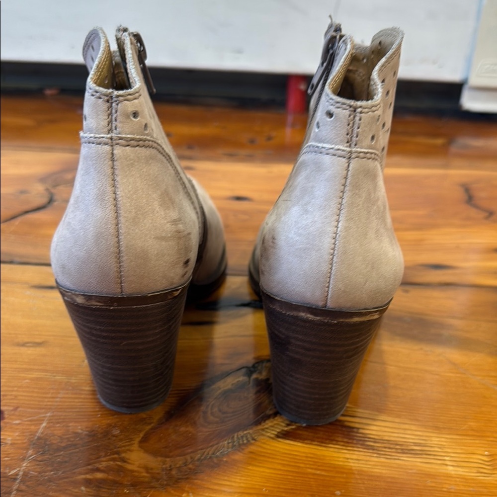 Lucky Brand Gray Tan Ankle Boots Cutout Design and Medium Stacked Heel Size 8.5 - Picture 4 of 10